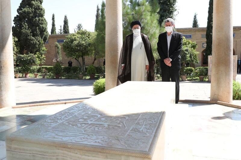 بازدید رئیس جمهور از مجموعه جهانی تخت جمشید/خوش و بش با یک نوجوان در حاشیه بازدید/ رئیسی به زیارت حرم شاهچراغ (ع) رفت + عکس و فیلم