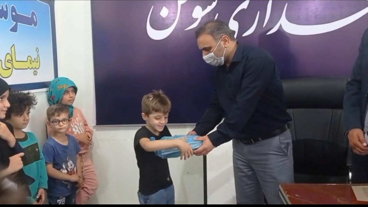 توزیع لوازم التحریر بین دانش آموزان کم بضاعت بخش سوسن + فیلم