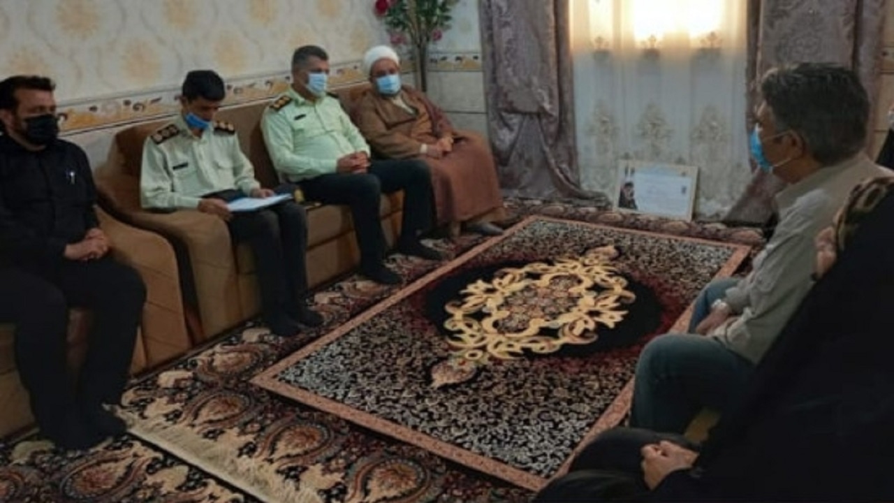 دیدار مسئولین آبادان باخانواده شهید عبد فرهانی