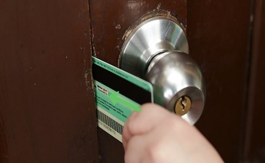 باز کردن درب منزل با ترفند کارت اعتباری 