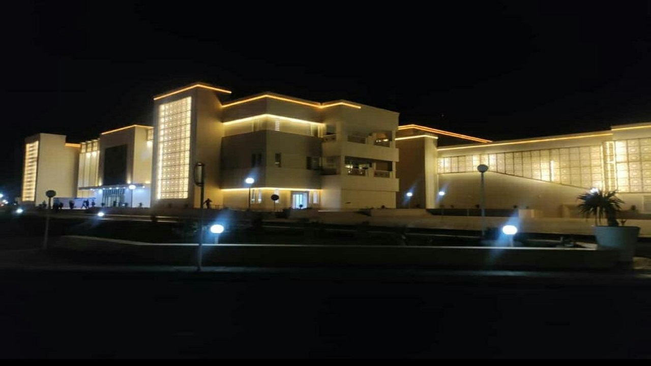 ساختمان مجلل منطقه آزاد اروند در یک قدمی فروش