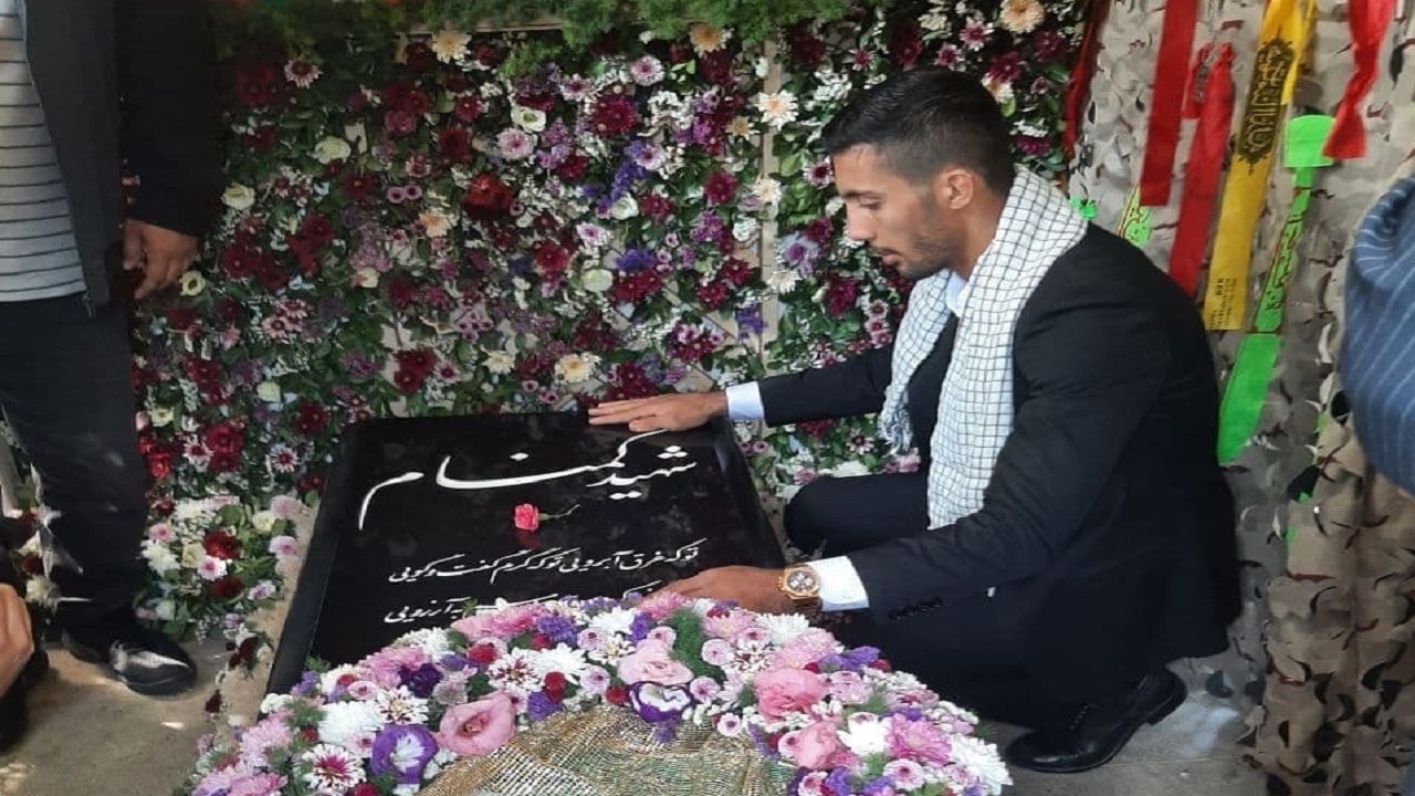 اهدای مدال قهرمان کشتی به شهید گمنام