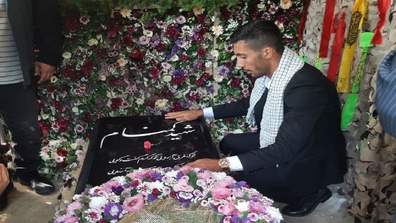 فیلمی از اهدای مدال گرایی به شهید گمنام