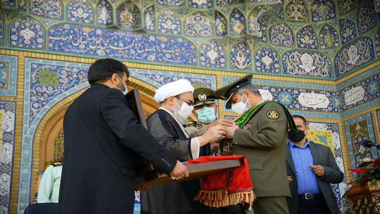 اهدای نشان خادمی مسجد مقدس جمکران به فرمانده کل ارتش