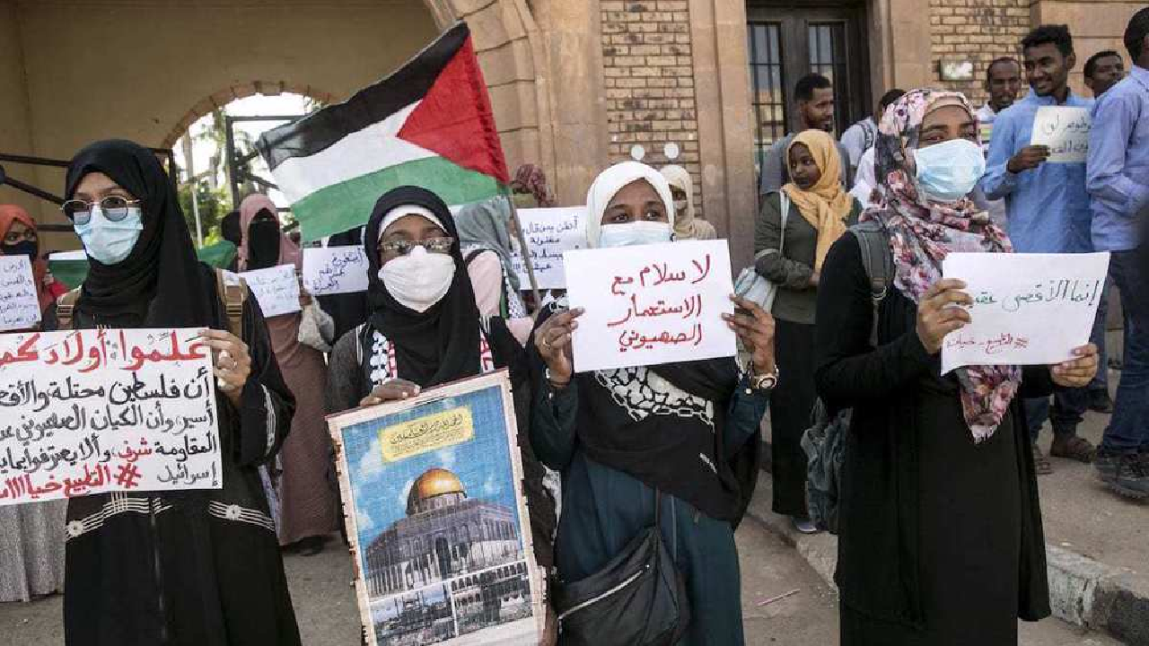 معاریو: اسرائیل نگران است سودان از توافق عادی سازی روابط خارج شود