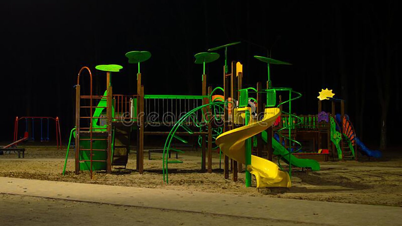 حرکت خود به خودی وسایل شهربازی در پارک + فیلم