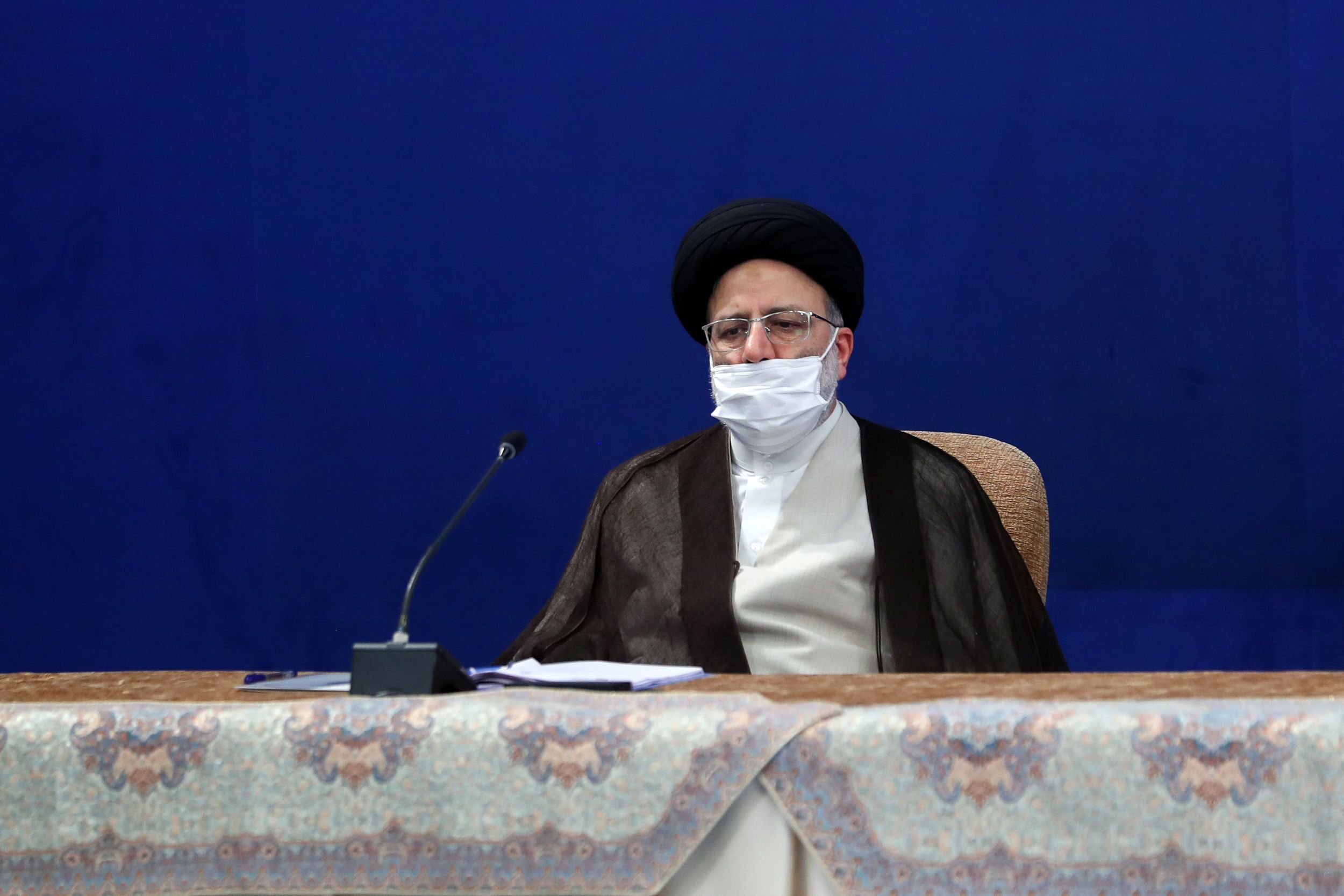 همه وزارتخانه‌ها و دستگاه‌ها موظف به همکاری برای خنثی‌سازی تحریم‌ها و تنظیم بازار هستند/ دستور به بانک مرکزی برای جلوگیری از فضاسازی‌ کاذب در قیمت ارز