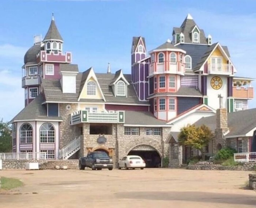 ساختمان عجیب
