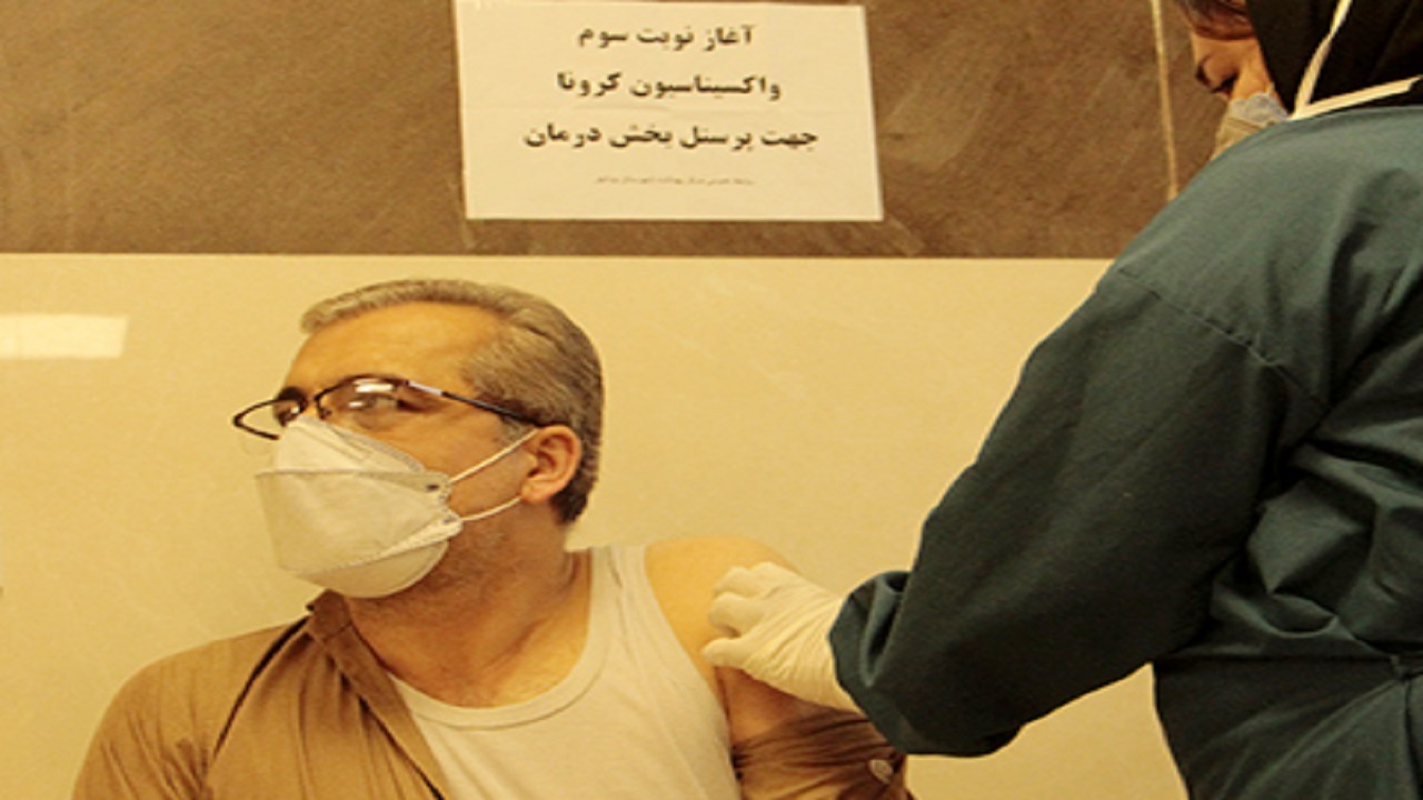 تزریق دوز سوم واکسن کرونا به کادر درمان بوشهر آغاز شد