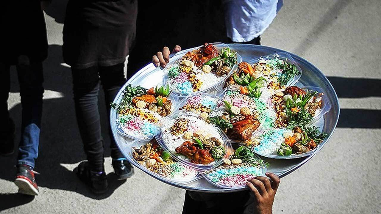 عرضه غذای ارزان قیمت برای کمک به آسیب دیدگان کرونایی + فیلم