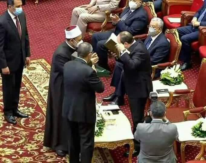 مصحف شریفی که بعد از ۲۰ سال نگارش، نصیب السیسی شد+ تصاویر
