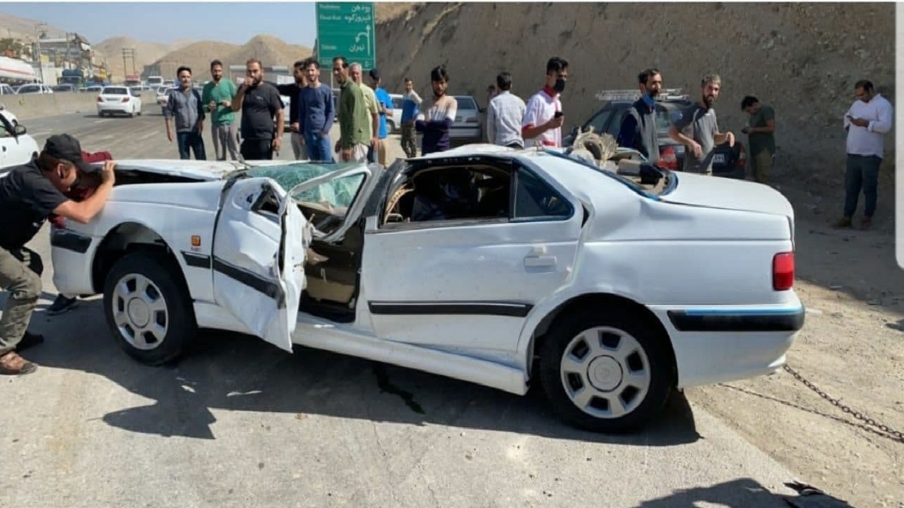 واژگونی تریلر حامل خودروهای صفر در جاده جاجرود به سمت پردیس+ فیلم