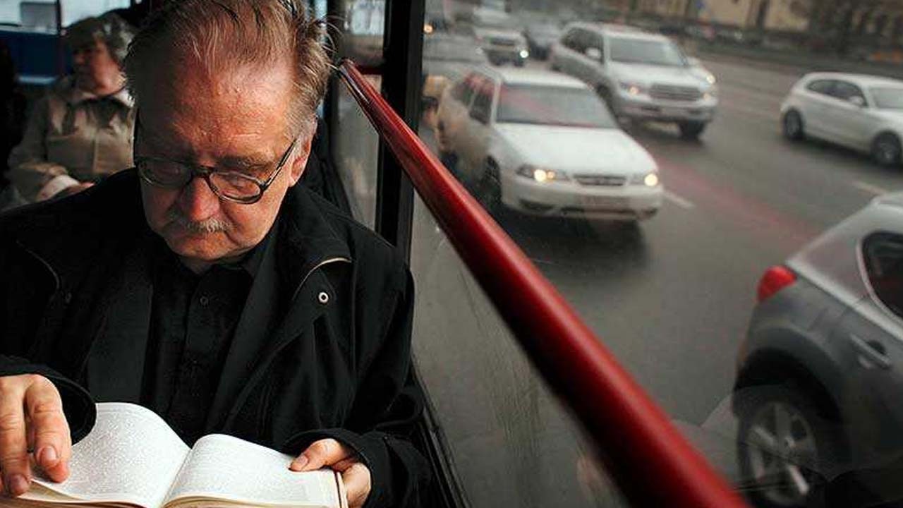چرا وقتی در ماشین مطالعه می‌کنیم دچار حالت تهوع می‌شویم؟