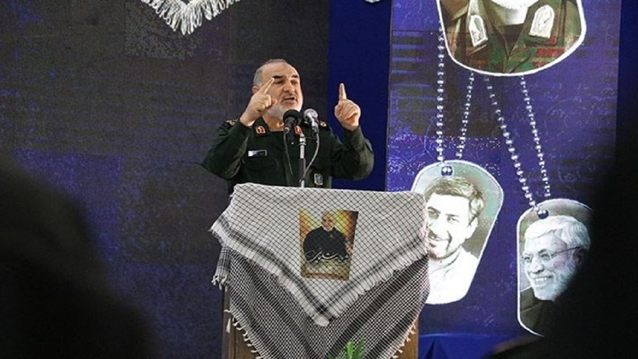 هر چه زمان می‌گذرد حاج قاسم زنده‌تر جلوه می‌کند/ امت متکی به اسلام و ائمه هرگز شکست نمی‌خورد