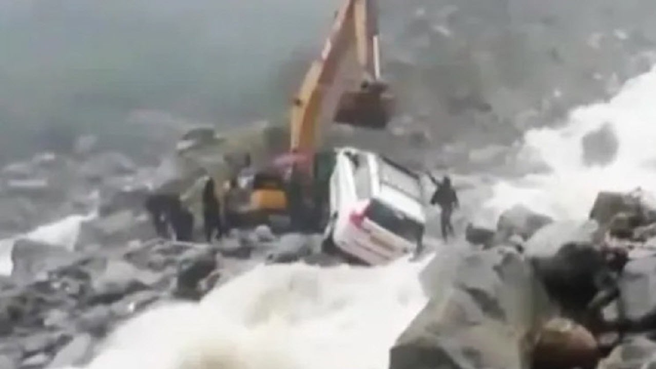 نجات سرنشینان خودروی گرفتار شده در سیل + فیلم