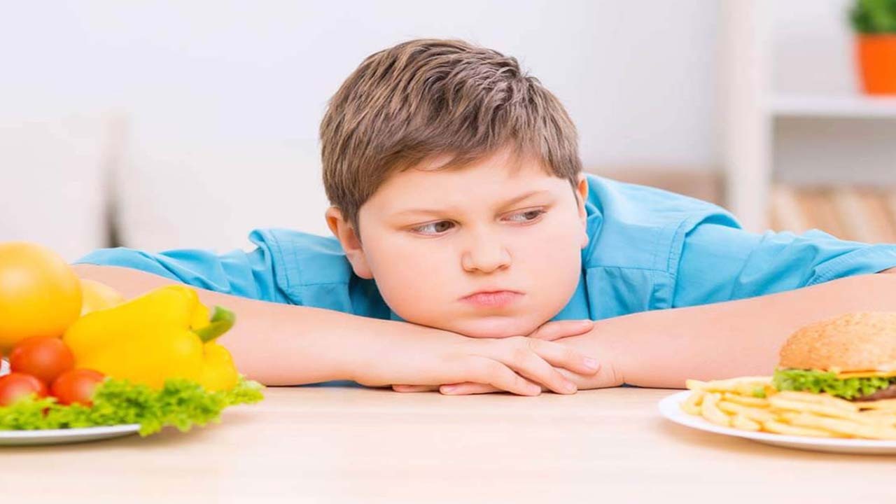 اگر کودک داریم، باقیمانده غذای کودک را مازاد بر رژیم غذایی خود مصرف نکنیم