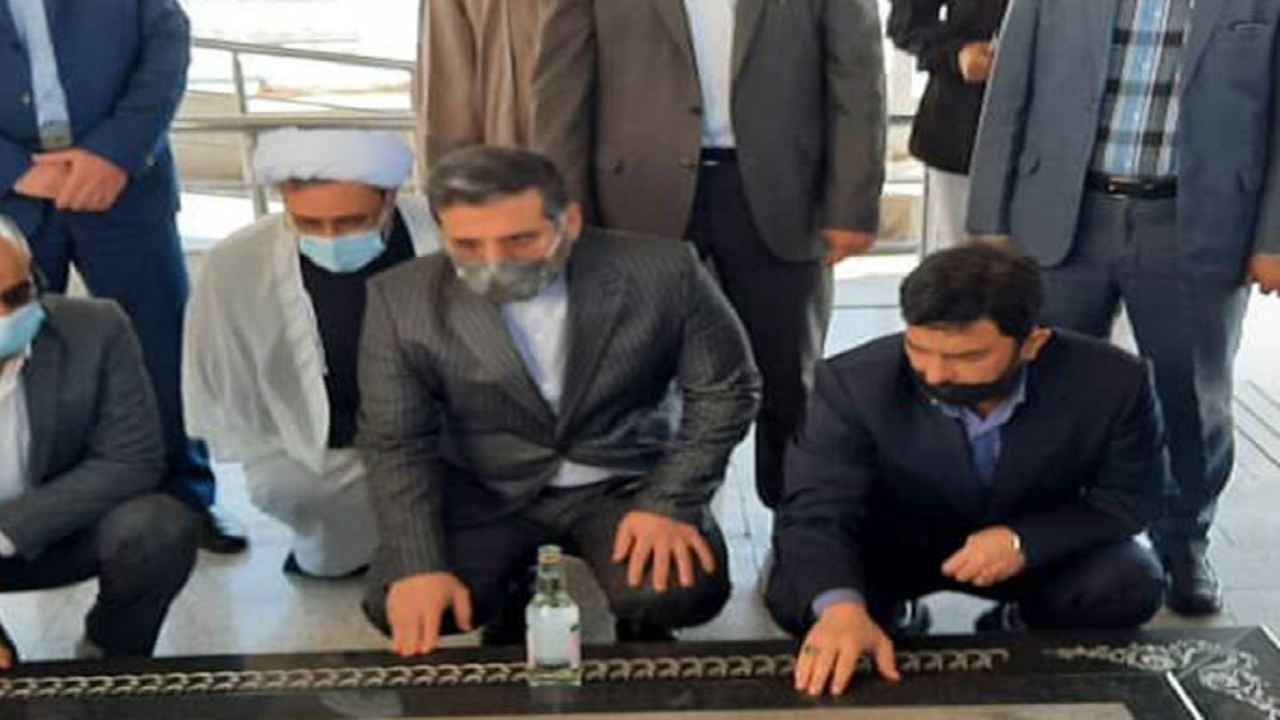 وزیر فرهنگ و ارشاد اسلامی به مقام شامخ شهدای زاهدان ادای احترام کرد