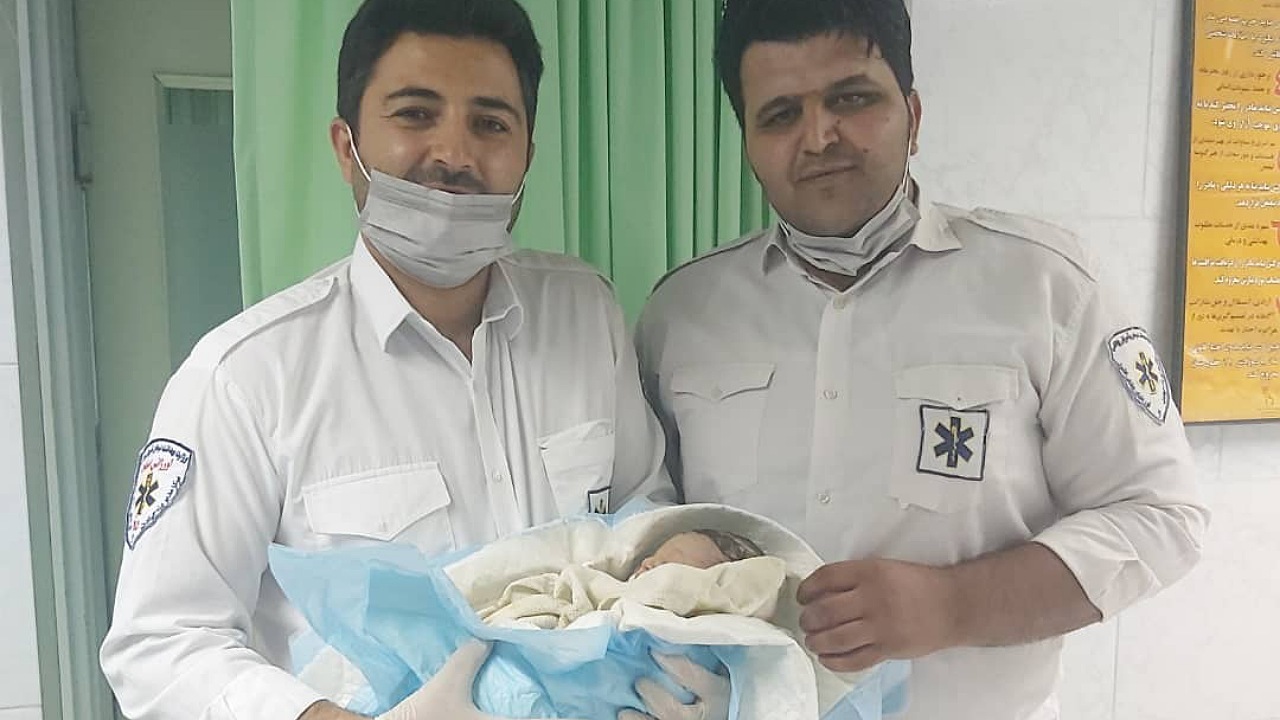 تولد نوزاد عجول به کمک نیروهای اورژانس