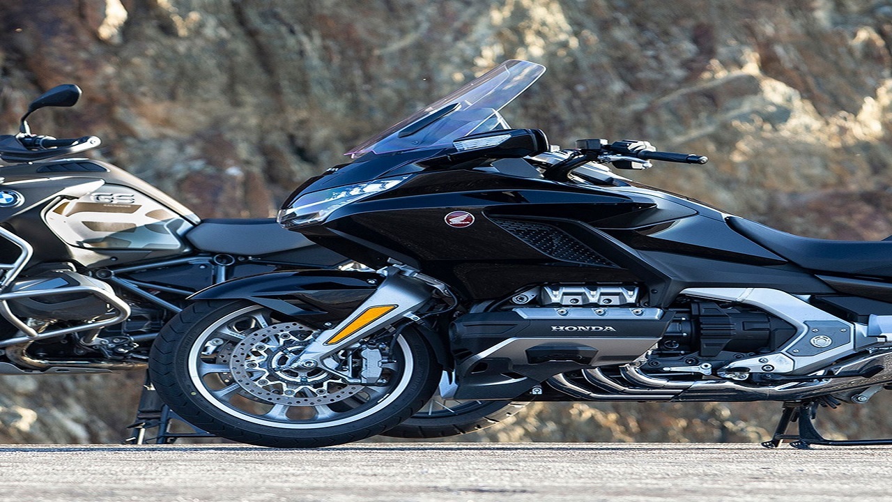 مقایسه هوندا گلدوینگ Tour با  بی ام و R 1250 GS Adventure  + فیلم