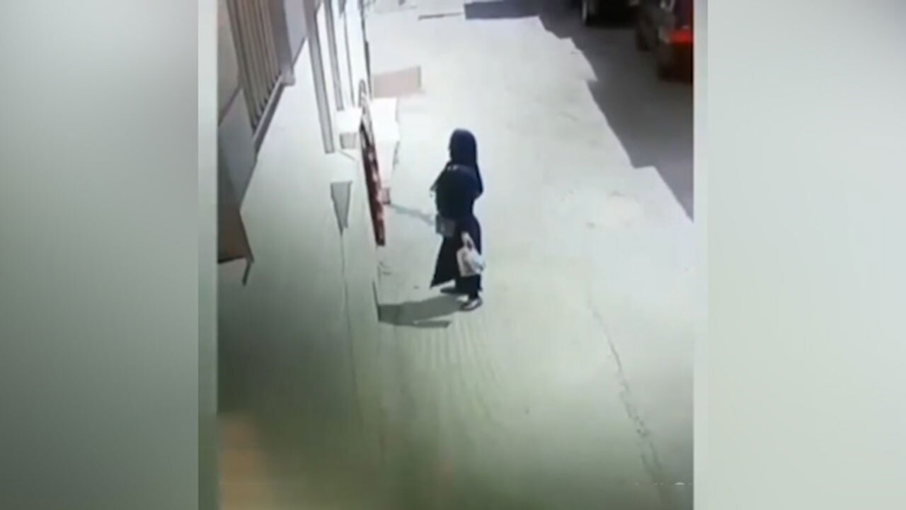 لحظه سرقت عجیب یک زن در خیابان + فیلم
