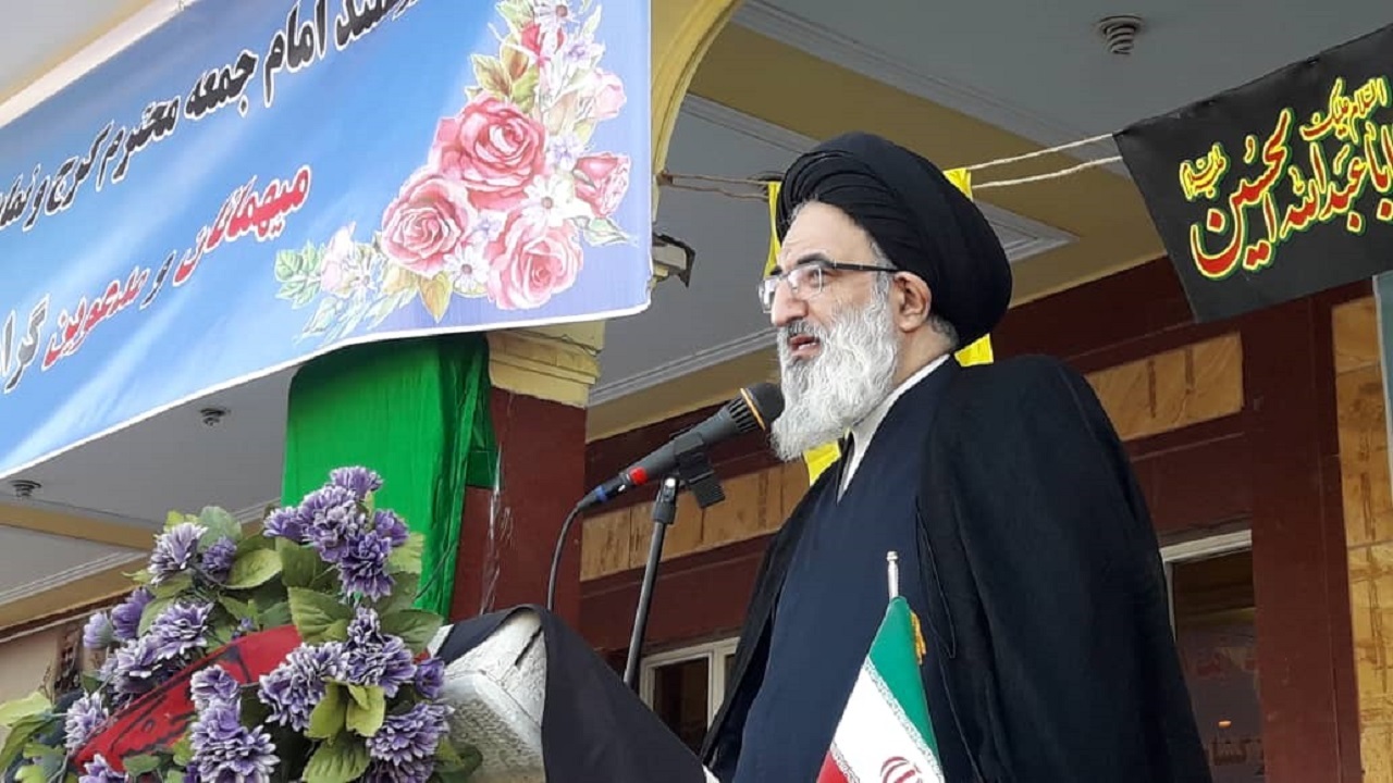 ایثار و رسم شهدا را به دانش آموزان بیاموزید