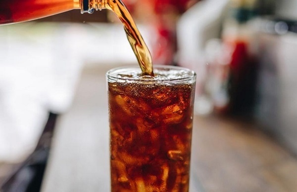 خوردن نوشابه 