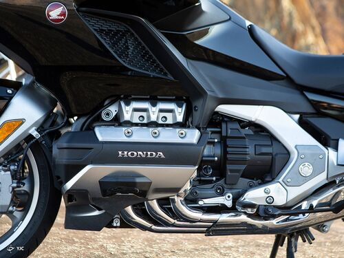 مقایسه هوندا Gold Wing Tour و بی ام و R ۱۲۵۰ GS Adventure  + فیلم
