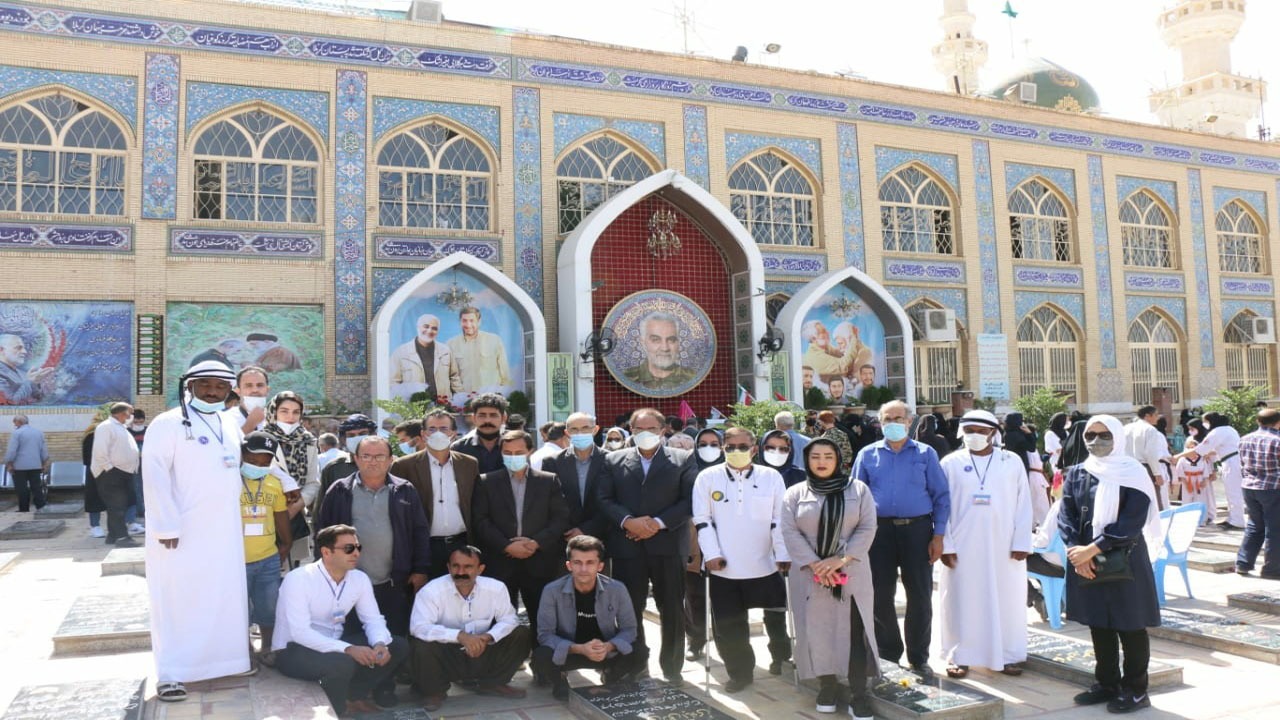 اهالی هنر در کنار مرقد سردار سلیمانی 