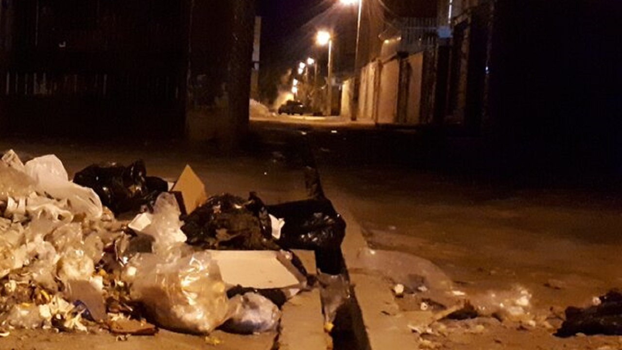زباله ها و تاریکی، دو مشکل اساسی یک کوچه در استان خوزستان + فیلم