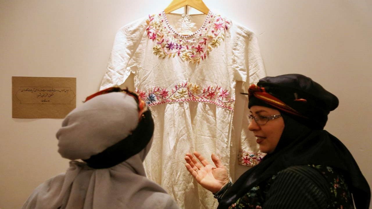 لباس های اصیل خراسان بر تن مردمان اروپا/ وقتی نشان ملی بر قامت پارچه مله خودنمایی می کند