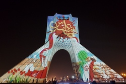 اجرای برج‌ نگاره «قهرمان» بر بدنه برج آزادی