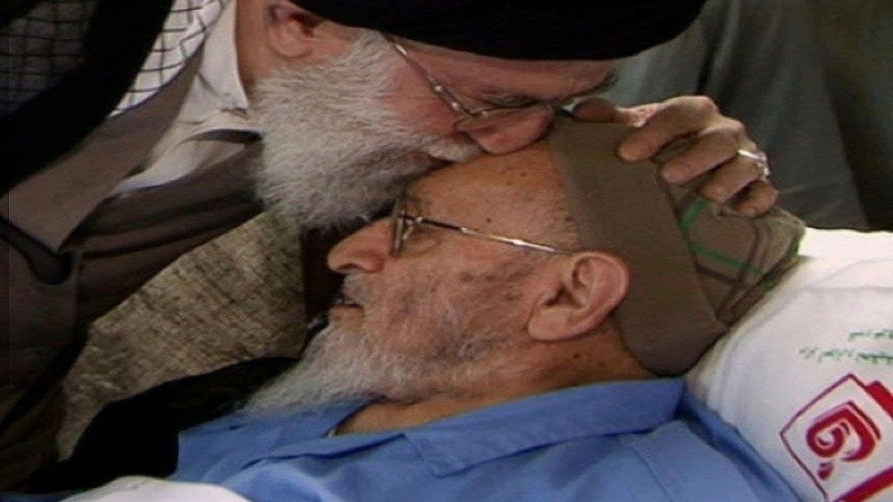 نماز رهبر انقلاب بر پیکر علامه حسن زاده آملی