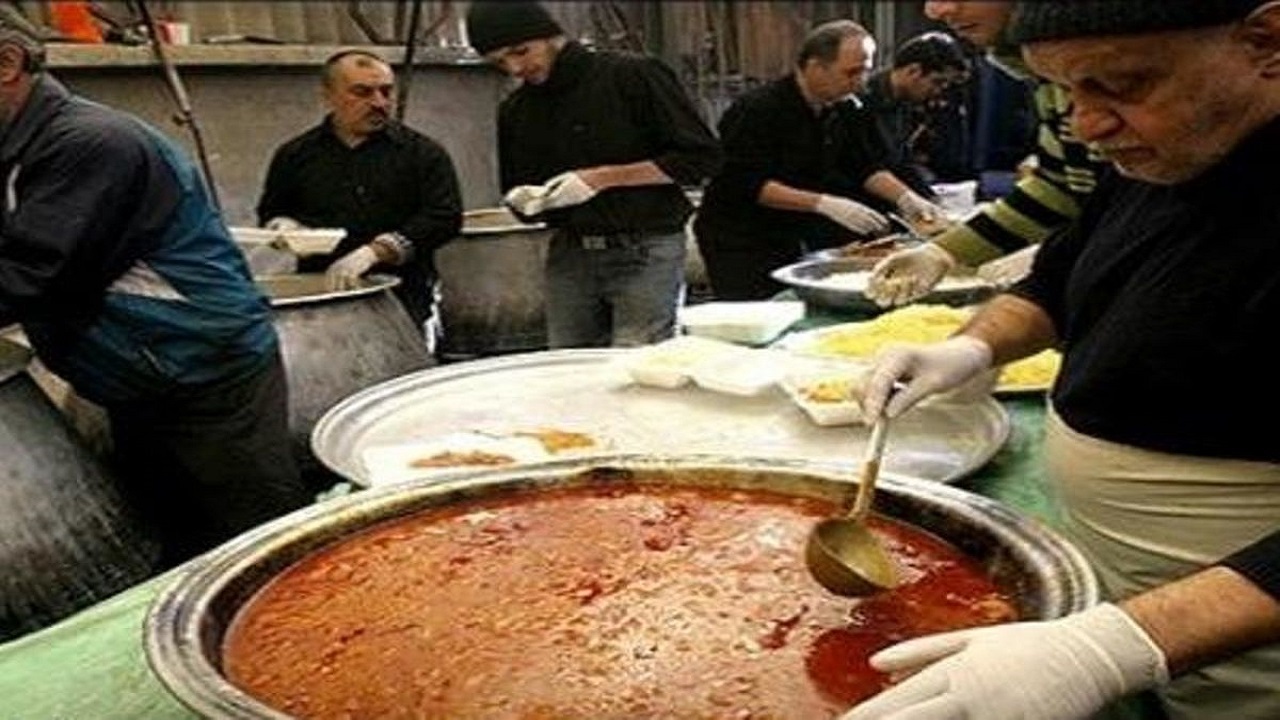 موکب خادمان امام رضا روزانه ۱۶ هزار پرس غذا در مهران توزیع می‌کند