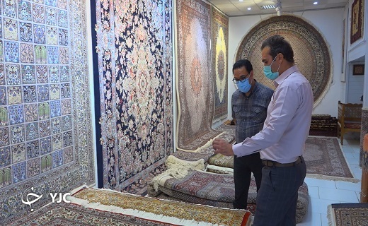 فرش های دستباف خراسان جنوبی تنوع زیادی دارند و مشتریان بسیاری پای آن ها نشسته اند