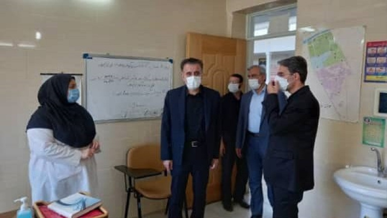 بازدید رئیس دانشگاه علوم پزشکی قم از مرکز واکسیناسیون خودرویی