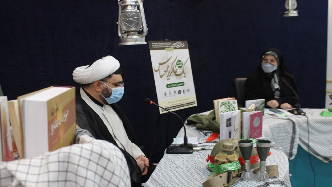 محفل ادبی «یک خاکریز احساس» همزمان با هفته دفاع مقدس برگزار شد