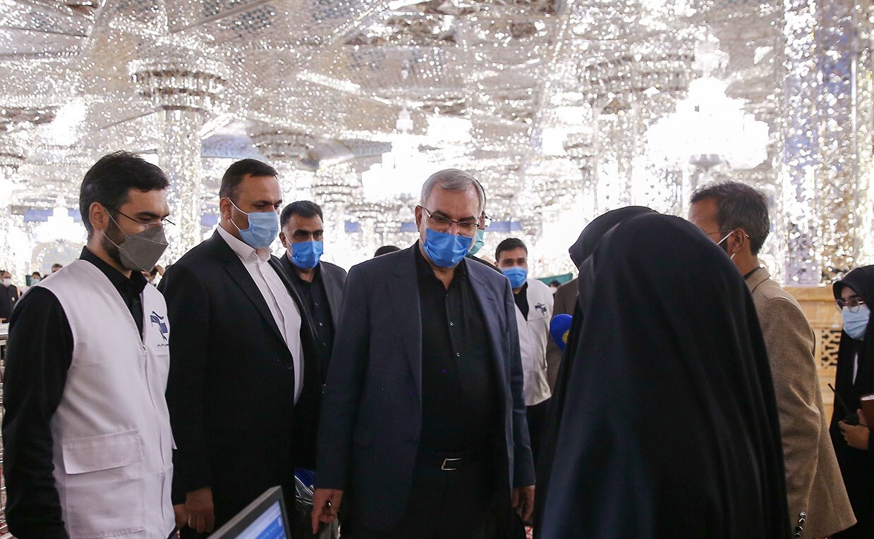 بازدید وزیر بهداشت از مرکز واکسیناسیون حرم مطهر رضوی