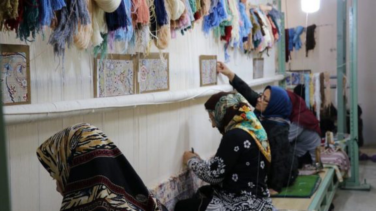 بیمه قالی بافی بافندگان شاغل در کارگاه‌های فرش دستباف پیگیری می شود