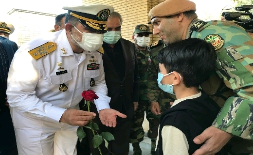 ادای احترام فرمانده نیروی دریایی ارتش به مقام شامخ شهدا در سنندج