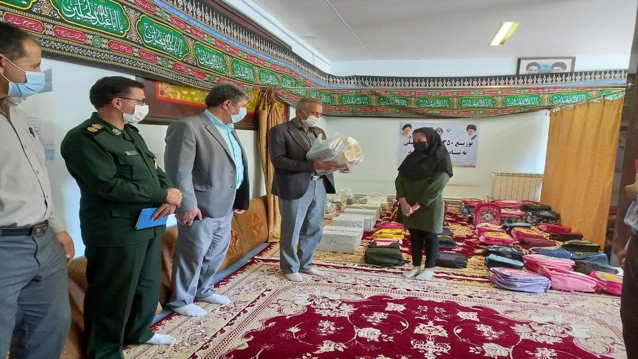 توزیع ۳۵۰ بسته تحصیلی و بیش از ۸۰ دستگاه تبلت در بین دانش آموزان نیازمند ایوان