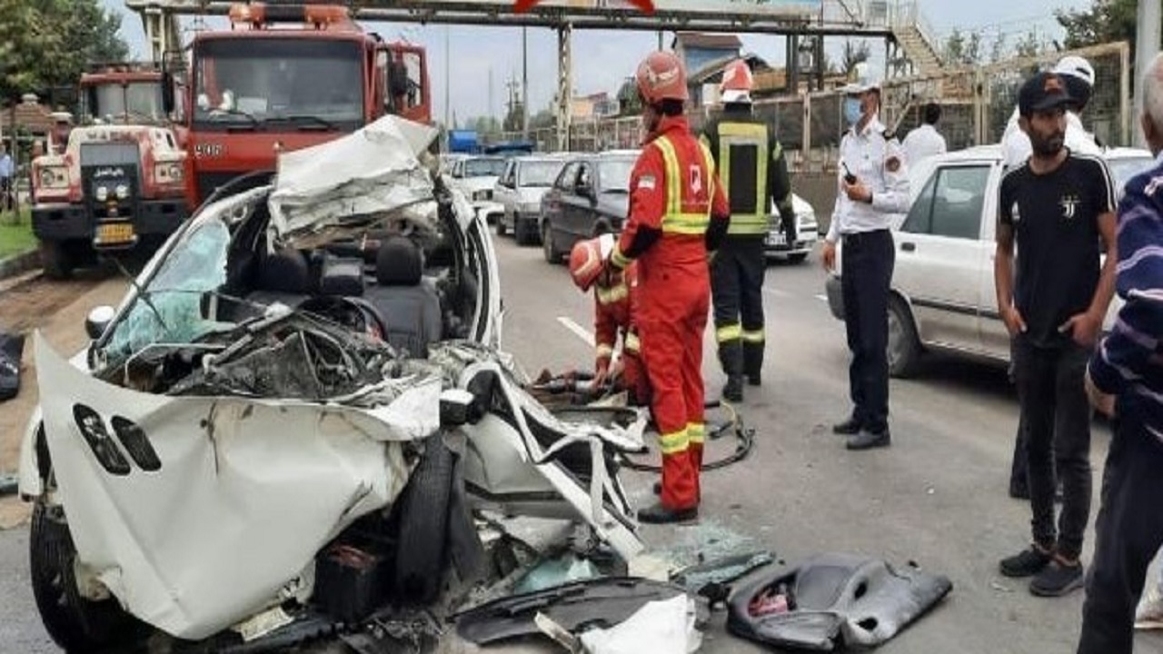 برخورد مرگبار پژو ۲۰۶ با یک کامیون در جاده رشت به تهران