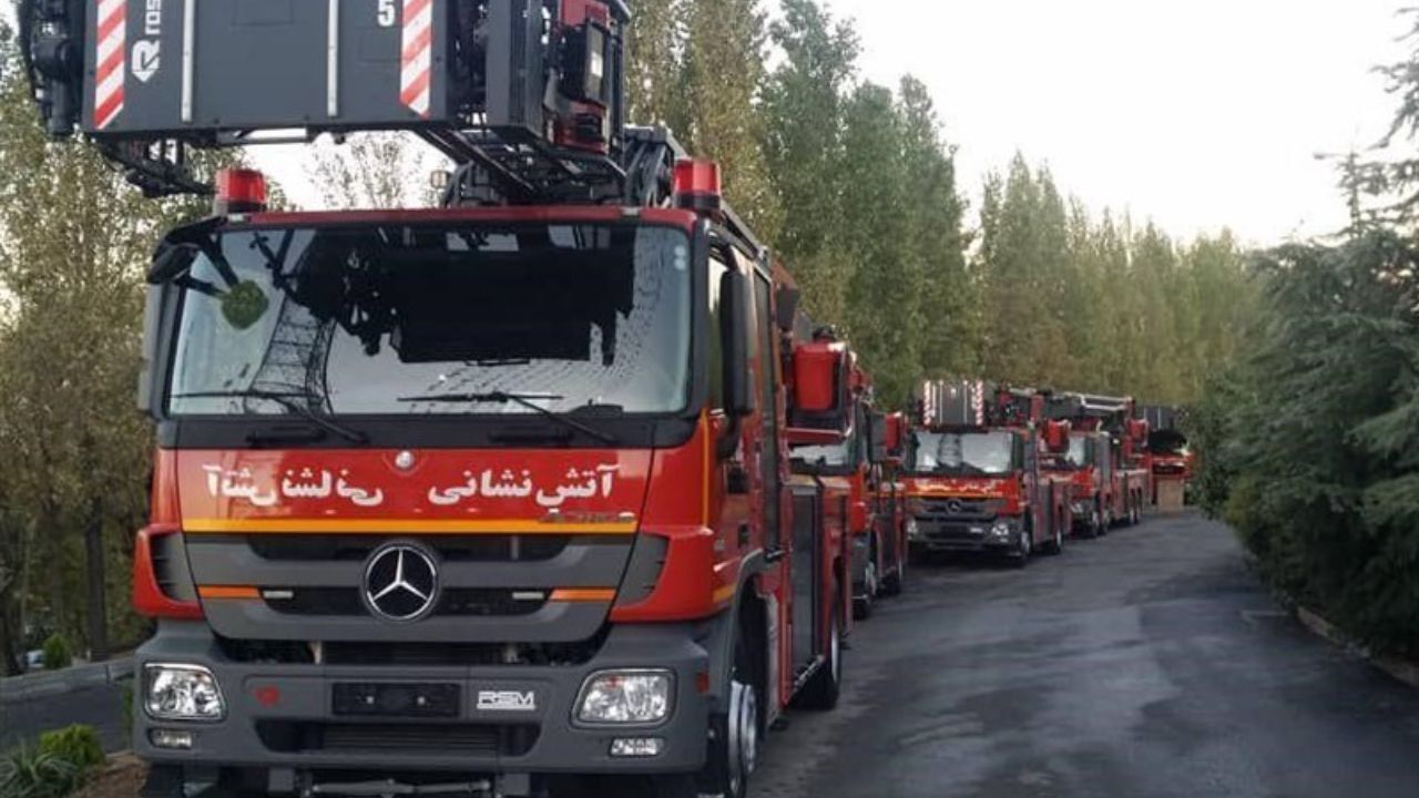 رژه خودرویی آتش نشانان در خیابان های شهر زنجان برگزار شد