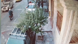 سرقت ماهرانه یک زن از پژو ۲۰۶ در پارکینگ ساختمان + فیلم