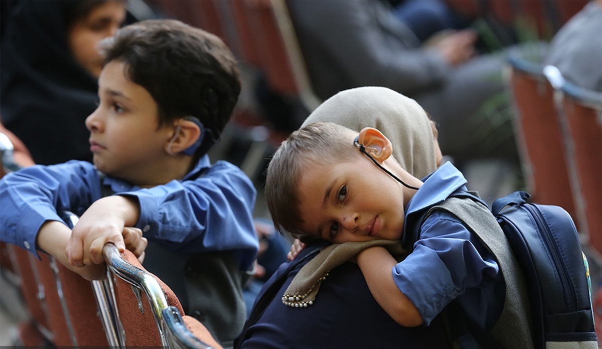 دانش آموز کم شنوا