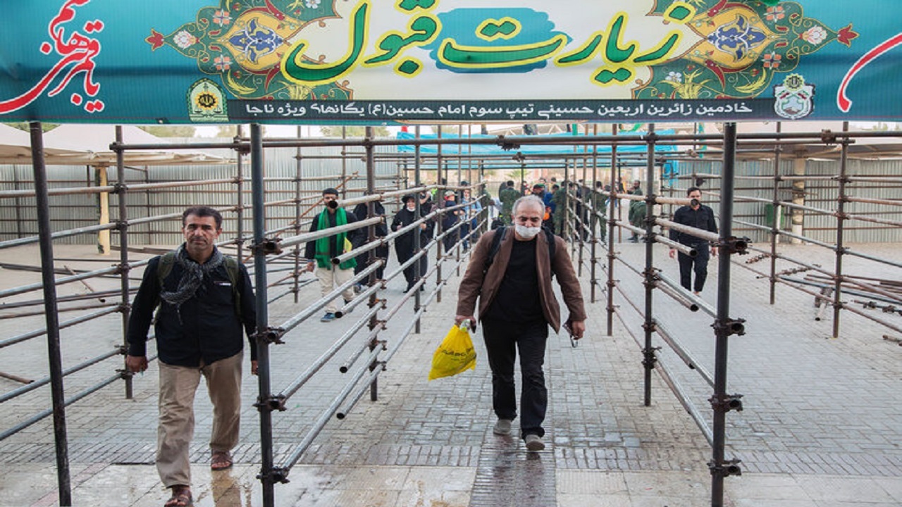 آخرین اخبار از زائران اربعین در مرز مهران؛ ۲۳ هزار زائر وارد کشور شدند/ ارائه خدمات گذرنامه‌ای به زائران + فیلم