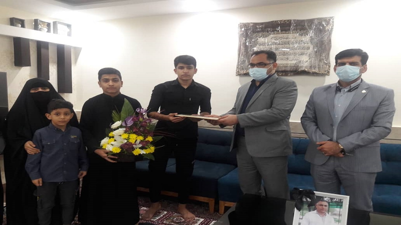 فرهنگیان ناحیه یک اهواز به دیدار خانواده شهید مدافع سلامت رفتند