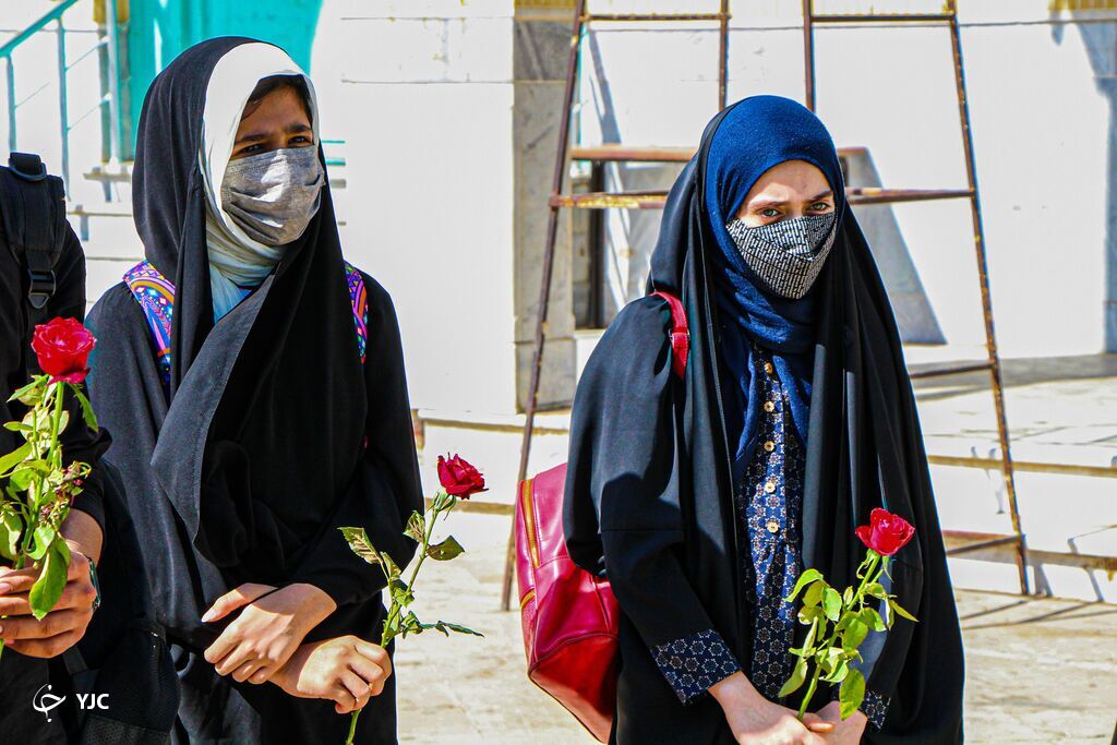 حضور دانش آموزان قمی بر سر مزار شهدای امامزاده ابراهیم (ع) حضور دانش آموزان قمی بر سر مزار شهدای امامزاده ابراهیم (ع)