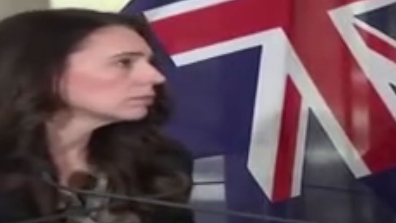 تصاویری از وقوع زمین لرزه در نشست خبری نخست وزیر نیوزیلند