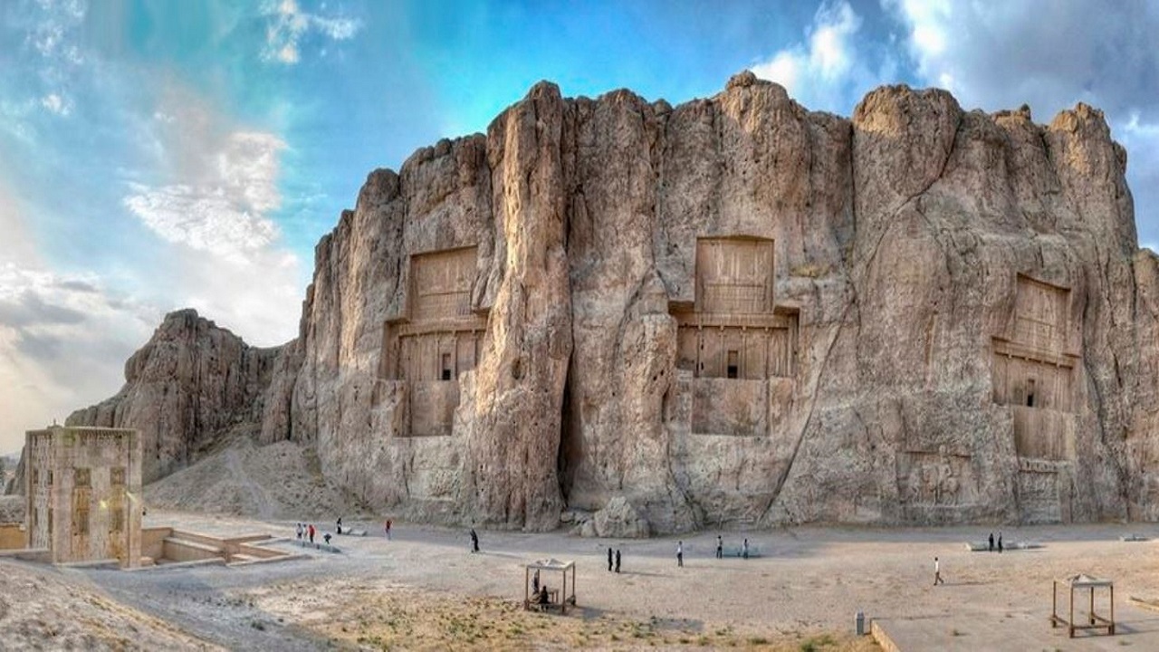 مرگ تدریجی آب زیرزمینی در حاشیه نقش رستم شیراز/ سلامت زمین‌های کشاورزی، زیر تیغ فعالیت سودجویان + فیلم