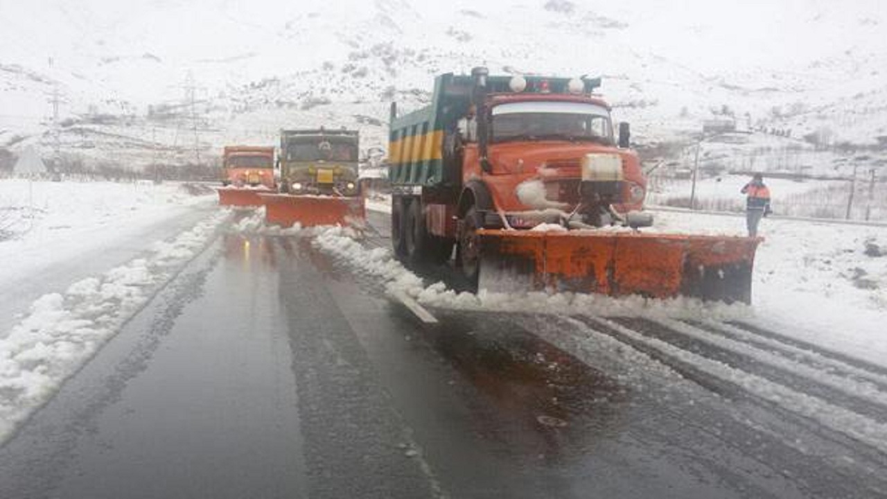 آمادگی برای راهداری زمستانی با حمل و ذخیره ۴ هزار تن نمک